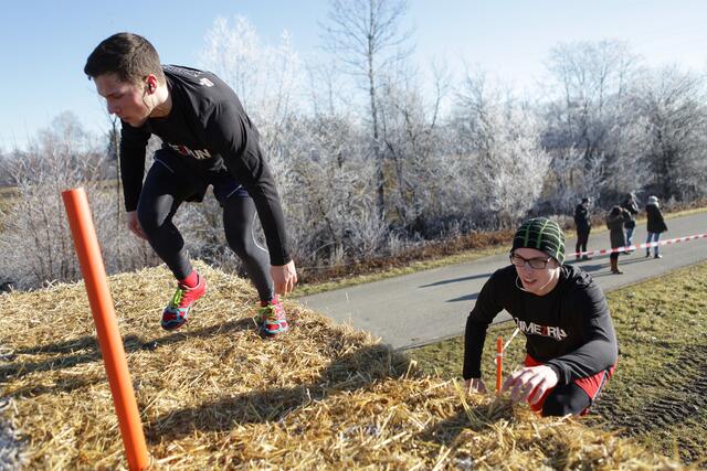 An Silvester organisierte Time2Run einen Benefizlauf zu Gunsten des FFH, bei dem es auch mal unkonventionell über Heustapel ging. | Foto: Time2Run
