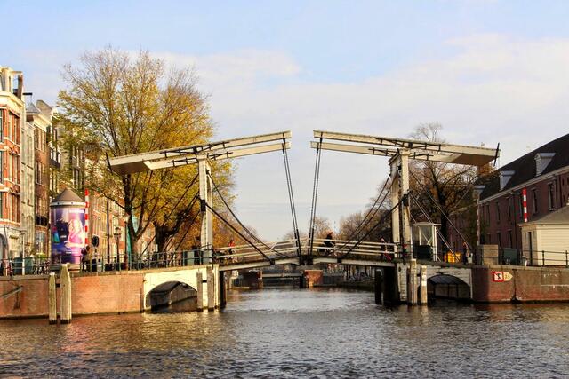 Interessante Konstruktion einer Klappbrücke