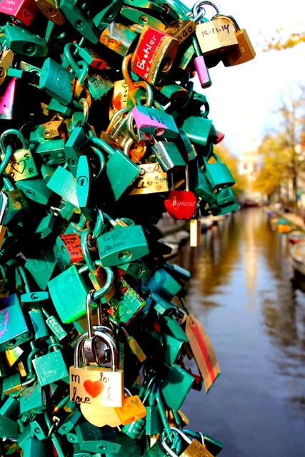 Nicht nur hier bekannt. Liebesschlösser an einer Amsterdamer Grachtenbrücke.