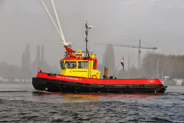 Feuerlöschboot bei der Übung