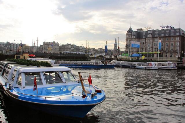 Typische Grachtenboote für die Stadtrundfahrt auf dem Wasser