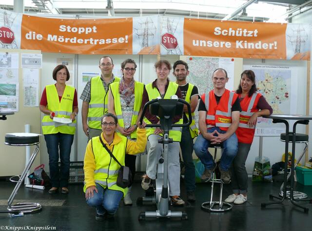 Gemeinschaftsaktion auf der Ren-EXPO in Augsburg: auf dem Energiefahrrad konnte man selber ausprobieren, wieviel Kraft man für das Leuchten einer Glühbirne im Gegensatz zu einer LED Lampe brauchte.
