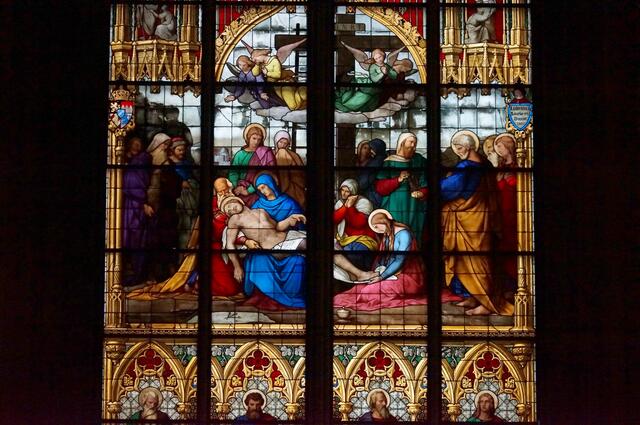 Das Beweinungsfenster (1847). Das Hauptbild (der gezeigte Ausschnitt) dieses Fensters zeigt die Beweinung des toten Christus.