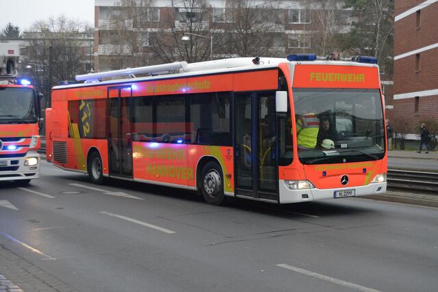 Anwohner der Nachbarhäüser werden in einem Bus betreut