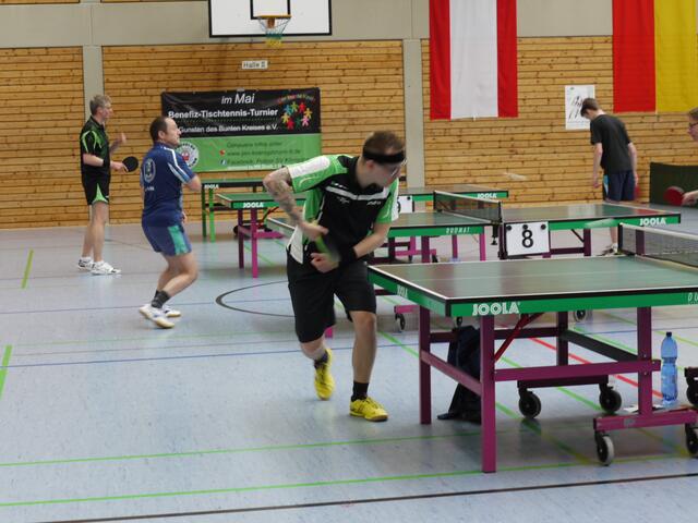 Spannende Spiele beim 1. Benefizturnier 2014 (vorne beim Aufschlag): Mitorganisator Daniel Oswald