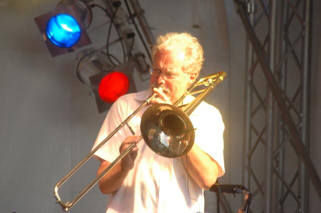 Der "Prof. mit der Posaune" auf der "Campus-Summernight": Reinhard Spörer mit Rock und Pop on stage. Einer der nächsten Auftritte: http://www.Zweirad-Sommerfest.de / http://www.ADFC-Sommerfest.de - Eintritt frei ... Gäste willkommen!