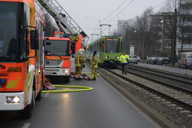 Die Einsatzstelle kann von Stadtbahnen nur im Schrittempo und unter Begleitung passiert werden.