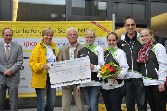 Der PSV Königsbrunn bei der Übergabe der Spende in Höhe von 2500 Euro bei der Tour Ginkgo.