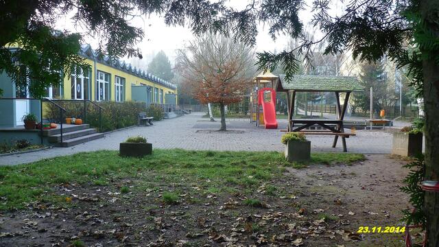 (47) !!! Sonntags + Monatsbilder / Schulhof !!! 23.11.2014 - Temperatur: Plus 0,1C° 6:22h / 4°C Plus 10:53h / Wind: 1-3 / Nebel > 300m / Bodenfrost / ab 8:30h kalter Sonnenschein