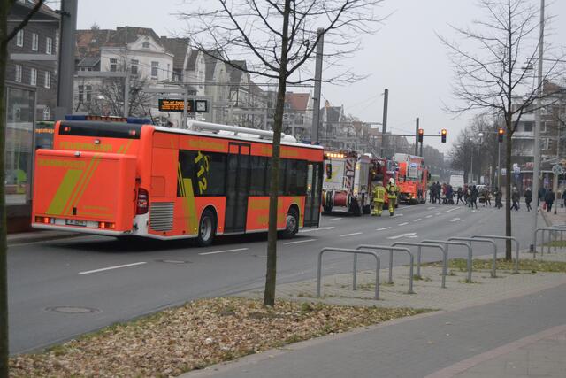 Weitere Einsatzfahrzeuge stehen vor dem "Timon-Carre" in Bereitschaft