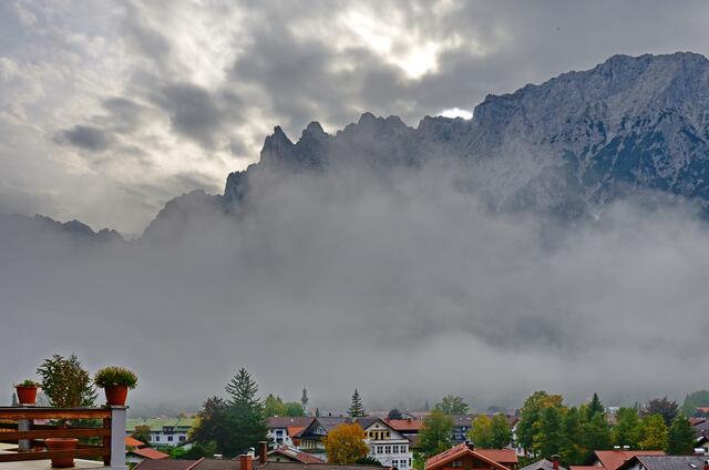 Mittenwald im Nebel vor dem Karwendelgebirge