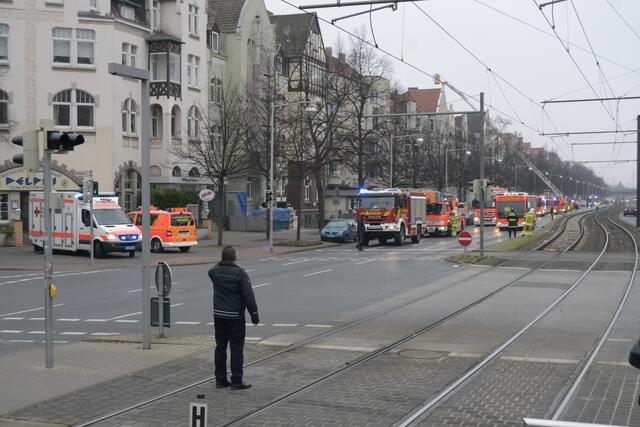 Von der Bernwardstr. bis zur Abelmannstr. und in der Borgentrickstr. reihen sich die Einsatzfahrzeuge