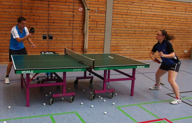 Trainingslager 2014_v.l. Trainer Florian Kaindl beim Einzeltraining zum Rückhandtopspin mit Katharina Fürst