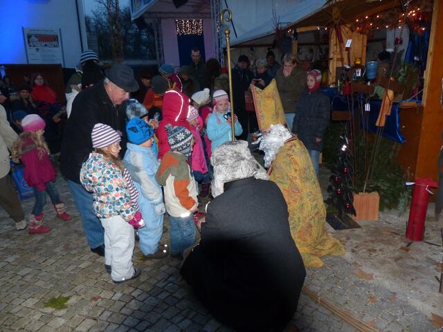 traditionell: die Kinder singen und sagen Gedichte auf ....