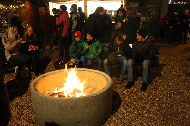Brennt jedes Jahr für den guten Zweck: Das Weihnachtsmarktfeuer.