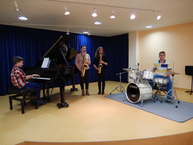 Das ReGy-Jazz-Quartett mit v. l. Leonhard Moosmüller (Piano), Sonja Kalnin und Isabel Lacher (Saxofon) und Fabian von Hoch (Drums).