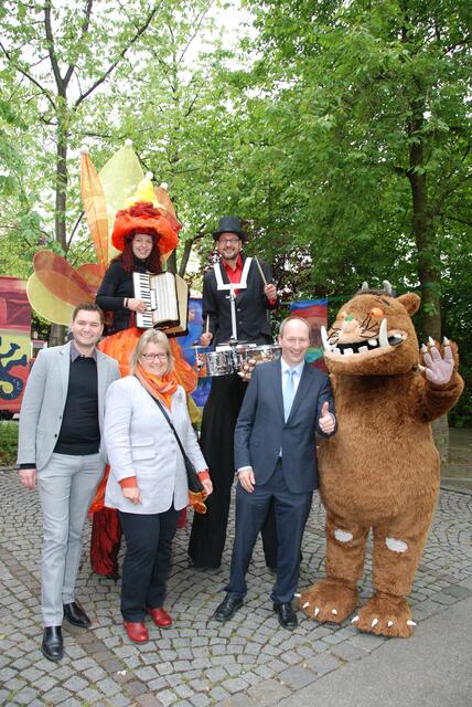 Das "Fest der Kulturen" mit vorne links Kulturreferent Christian Toth, 3. Bürgermeisterin Ursula Jung und 1. Bürgermeister Franz Feigl mit dem Grüffelo und dem Musikduo Paprizka.