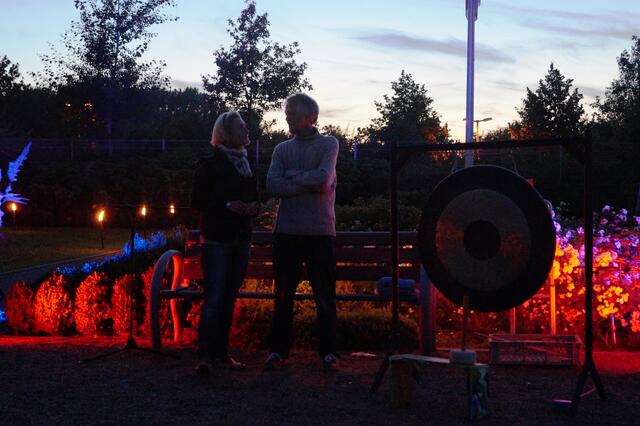 Gong im Park mit stimmungsvoller Beleuchtung