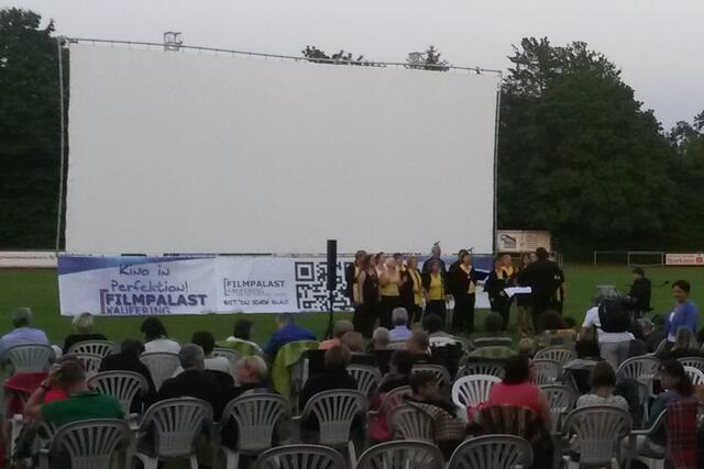 Eröffnung des Königsbrunner Kinosommers mit dem Gospelchor.