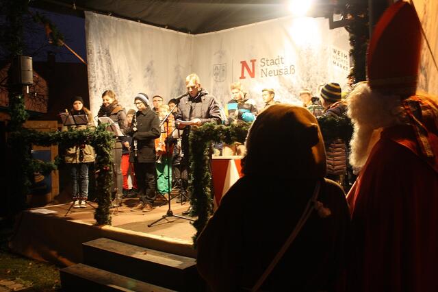 1. Bürgermeister Richard Greiner eröffnet den Neusässer Weihnachtsmarkt. Für die musikalische Einstimmung sorgt das Jugendblasorchester.