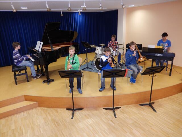 Das Junior-ReGy Jazzsextett mit v. l. Daniel Dittmann (Piano), Luis Haupt (Saxofon), Benedikt Moosmüller (Trompete), Leonhard Moosmüller (Drums) Fabio Haupt (Posaune) und Marcel Lippert (Keyboard-Bass).