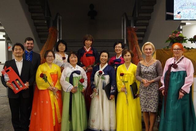 Zur Ausstellungseröffnung "2in1" hat der Koreanische Frauenchor gesungen.