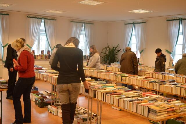gut besuchter Bücherflohmarkt