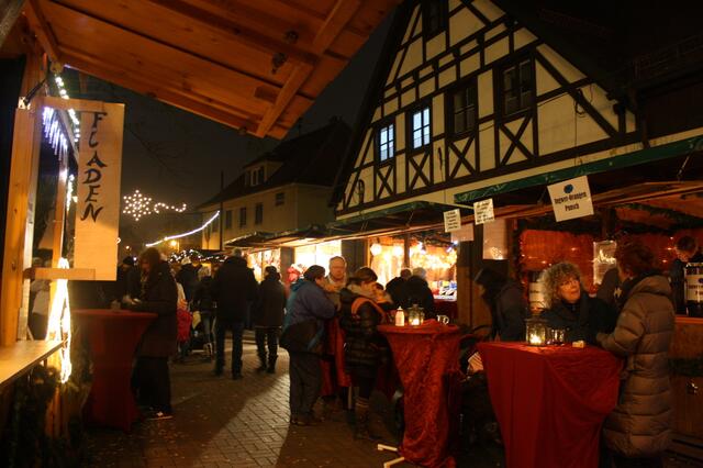 Blick in die Remboldstraße auf dem Neusässer Weihnachtsmarkt.