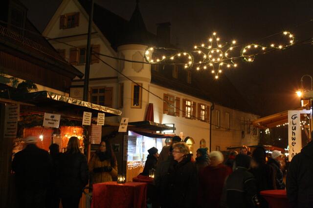 Blick in die Remboldstraße auf dem Neusässer Weihnachtsmarkt.