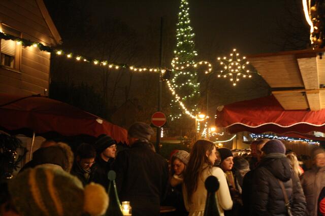 Blick in die Remboldstraße auf dem Neusässer Weihnachtsmarkt.