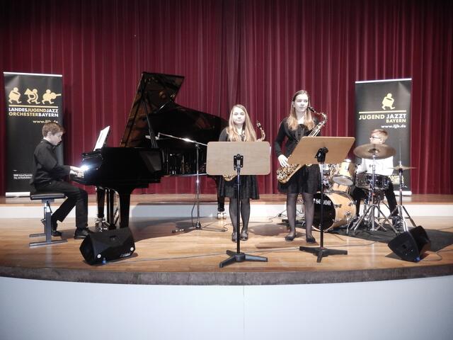 Die Jazz-Kids mit v. l. Daniel Dittmann (Piano), Nicole Weldishofer und Franziska Moosmüller (Saxofon) und Raphael von Hoch (Drums).