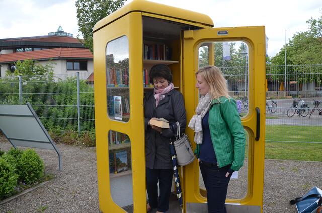 2. Bürgermeisterin Barbara Jaser und Büchereileiterin Melanie Sappl an der umgebauten Telefonzelle im Lesepark