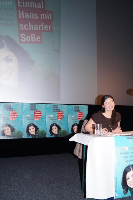 Hatice Akyün, Autorin von "Einmal Hans mit scharfer Soße", bei er Lesung im Cineplex.