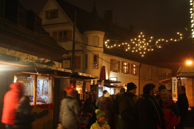 Blick in die Remboldstraße auf dem Neusässer Weihnachtsmarkt.