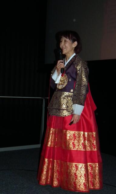 Jung Ja Holm bei der multimedialen Lesung zur Korea im Cineplex.