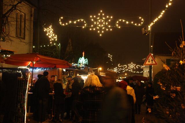 Blick in die Remboldstraße auf dem Neusässer Weihnachtsmarkt.