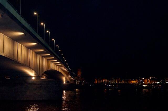Bei Nacht am Kölner Rheinauhafen.