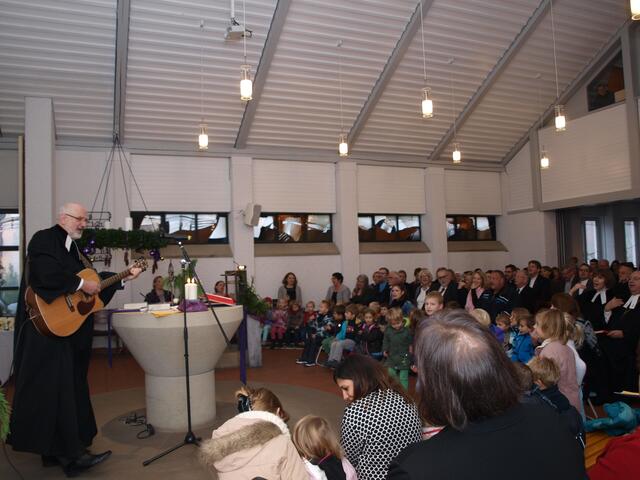 Die evangelische Gemeinde feiert mit vielen Gästen einen lebendigen, schwungvollen Gottesdienst zur Einweihung ihres Neubaus