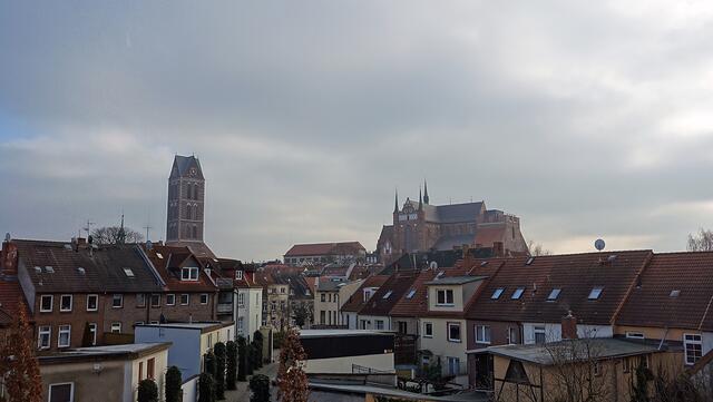 Der Marienkirchturm und die Georgenkirche prägen unverwechselbar die Stadtsilhouette von Wismar. Foto: Helmut Kuzina