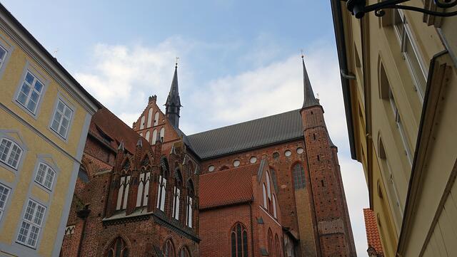 Nach dem spektakulären Einsturz des Nordgiebels (rechts) wurde 1990 der 20-jährige Wiederaufbau begonnen. Foto: Helmut Kuzina