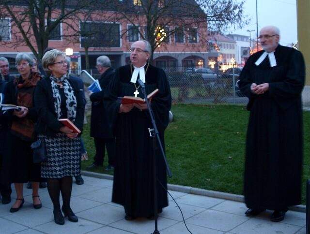 In Begleitung von Monika Göppel vom Kirchenvorstand und Pfarrer Volker Nickel segnet Regionalbischof Grabow das neue Gebäude