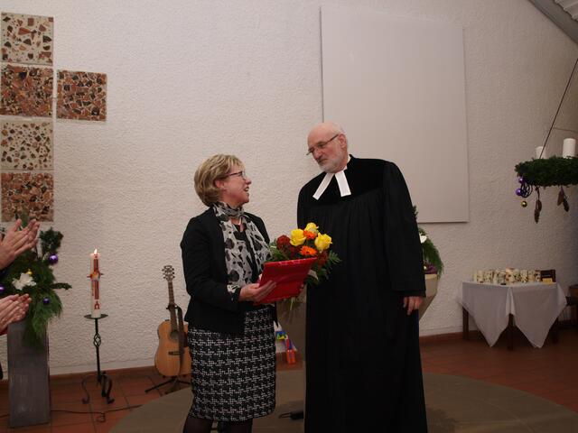 Monika Göppel, Vertrauensfrau des Kirchenvorstands und Mitglied des Bauausschusses, wird für ihr großes Engagement gewürdigt - die Gemeinde schließt sich mit stehenden Ovationen an