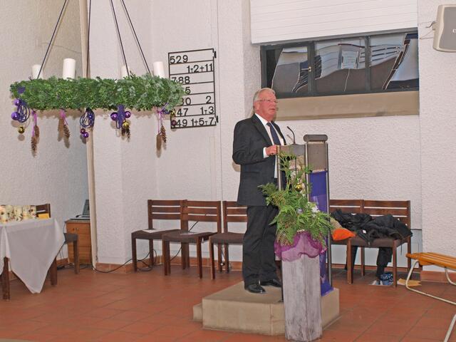 Jochen von Ciriacy-Wantrup, 2. Vorsitzender des evangelischen Vereins (Träger des Kindergartens), berichtet von der Entwicklung des Projekts