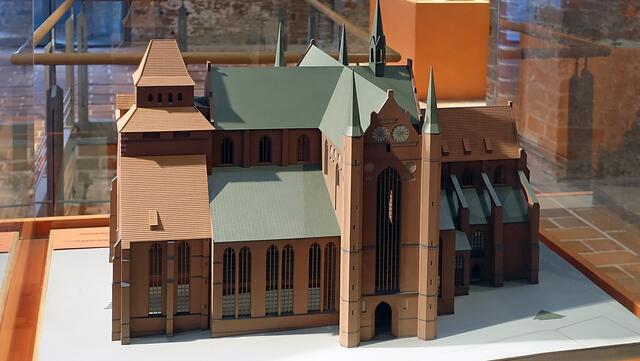 Im 13. Jahrhundert war mit dem Bau der Georgenkirche begonnen worden, die eine der letzten jener Epoche war und erst 1540 fast vollendet wurde. Das Modell zeigt den ursprünglich geplanten Turmhelm. An seiner Stelle befindet sich heute die Aussichtsplattform. Foto: Helmut Kuzina