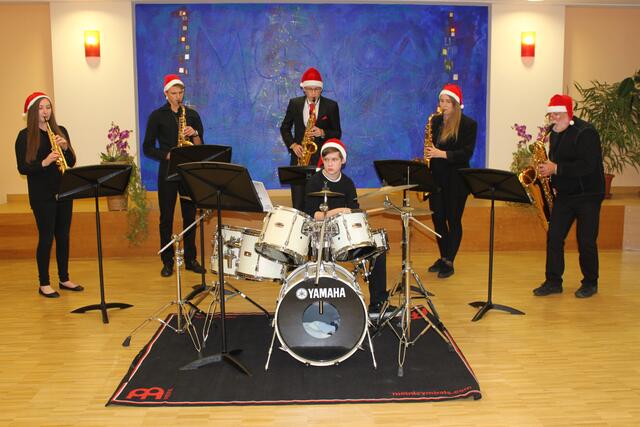 "Sax for X-mas" in unterschiedlichen Besetzungen gibt es Weihnachtsmusik mit Saxofonen und Drums.