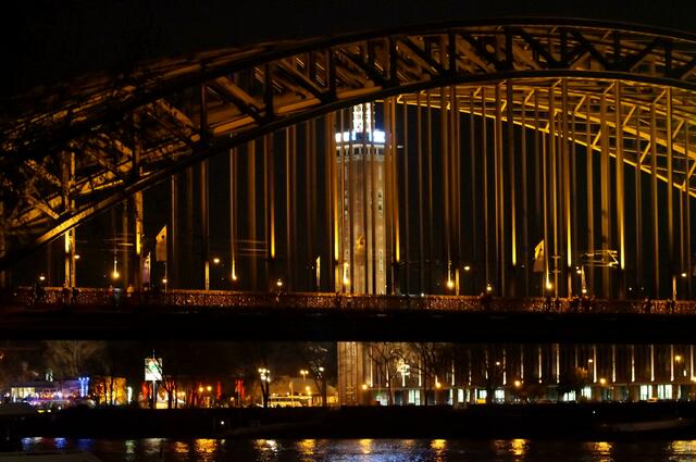 Blick auf die Hohenzollernbrücke bei Nacht.