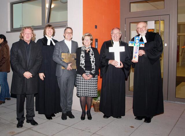 Regionalbischof Michael Grabow (2.v.re.) und Pater Hau (3.v.li) haben Kreuze als Geschenk zur Einweihung mitgebracht. Die Freude über den gelungenen Neubau ist groß bei Architekt Hans Hicker, Pfarrerin Alexandra Dreher, Pater Hau, Monika Göppel, Bischof Grabow und Pfarrer Volker Nickel