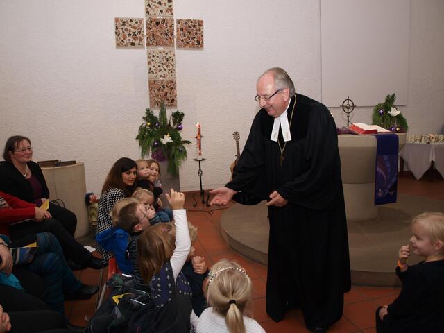 Regionalbischof Grabow ist begeistert von dem, was die Kinder ihm vom neuen Kindergarten berichten
