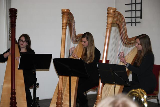 Zarte Klänge zaubern die Damen vom Harfentrio.
