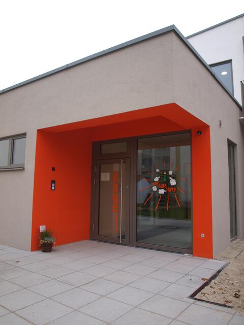 Und eine moderne Kindertagesstätte mit zwei Kindergarten- und einer Krippengruppe